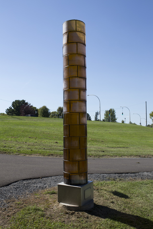 Photograph of Amber Light Column - AO-00009-008.jpg