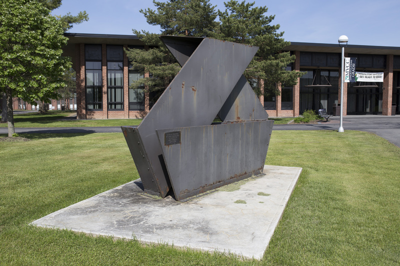 Photograph of Untitled Sculpture - AO-00103-003.jpg